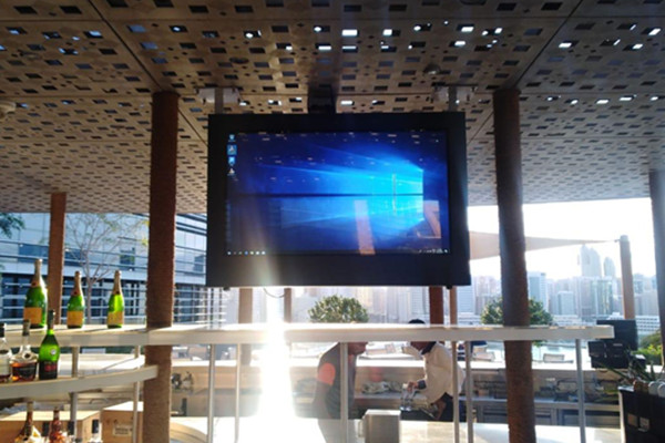 迪拜壁掛式戶(hù)外廣告機(jī)