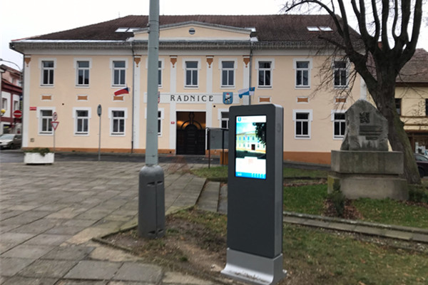 捷克布蘭斯科49寸戶外液晶廣告機(jī)