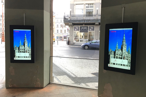 捷克43寸戶外信息發(fā)布屏