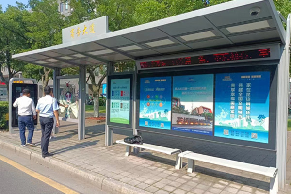 江蘇昆山65寸智慧公交車站臺?