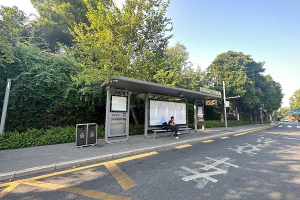 深圳麒麟山莊智能候車(chē)亭_600_400_1.jpg