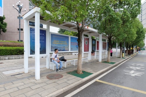  物聯(lián)網(wǎng)技術(shù)引領(lǐng)城市交通變革：公交候車亭的智能化革新